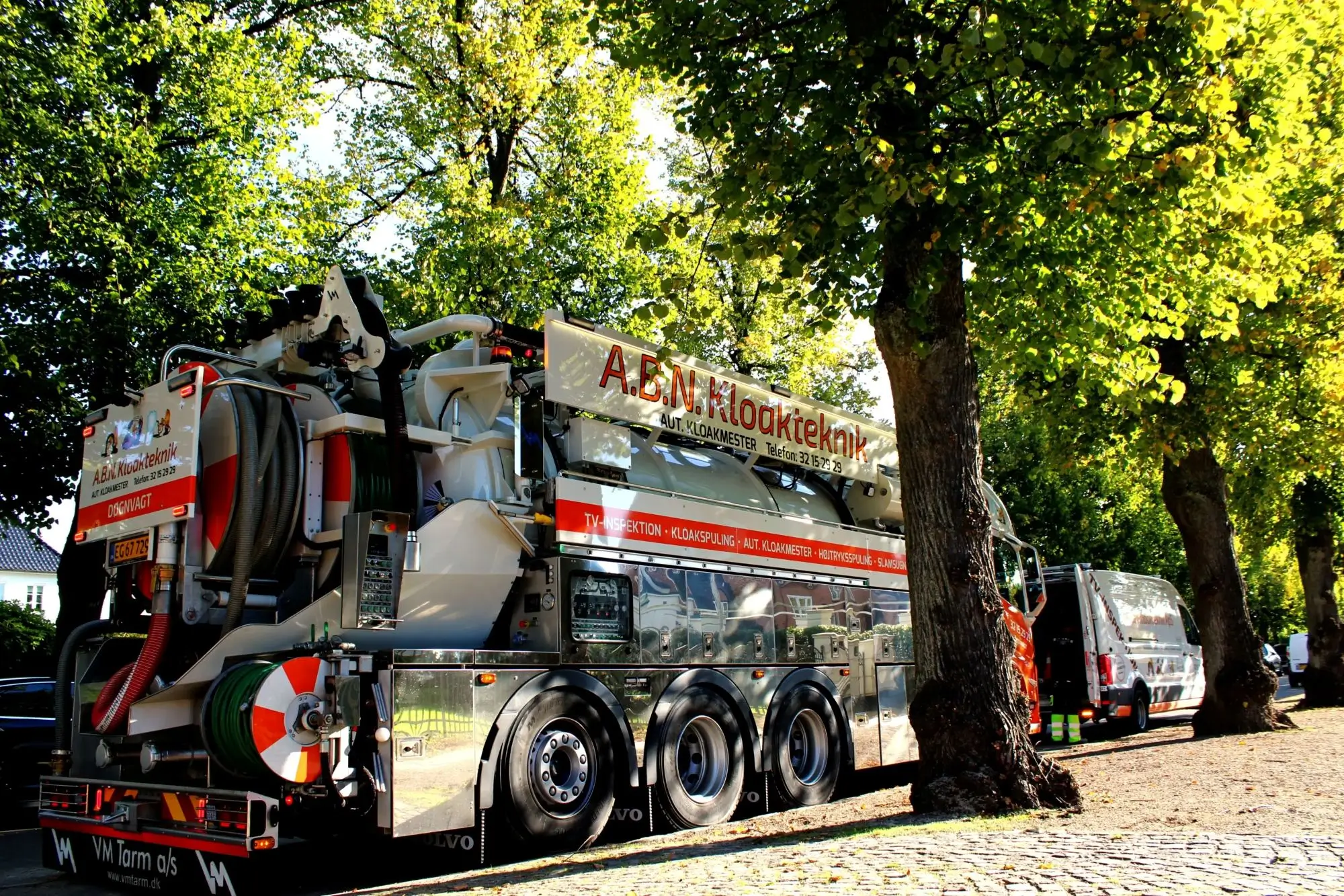 Servicebil fra ABN Kloakteknik – autoriseret kloakmester i Hvidovre.